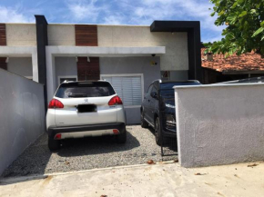 Casa Enseada 3 quartos para até 6 pessoas com 2 ar split